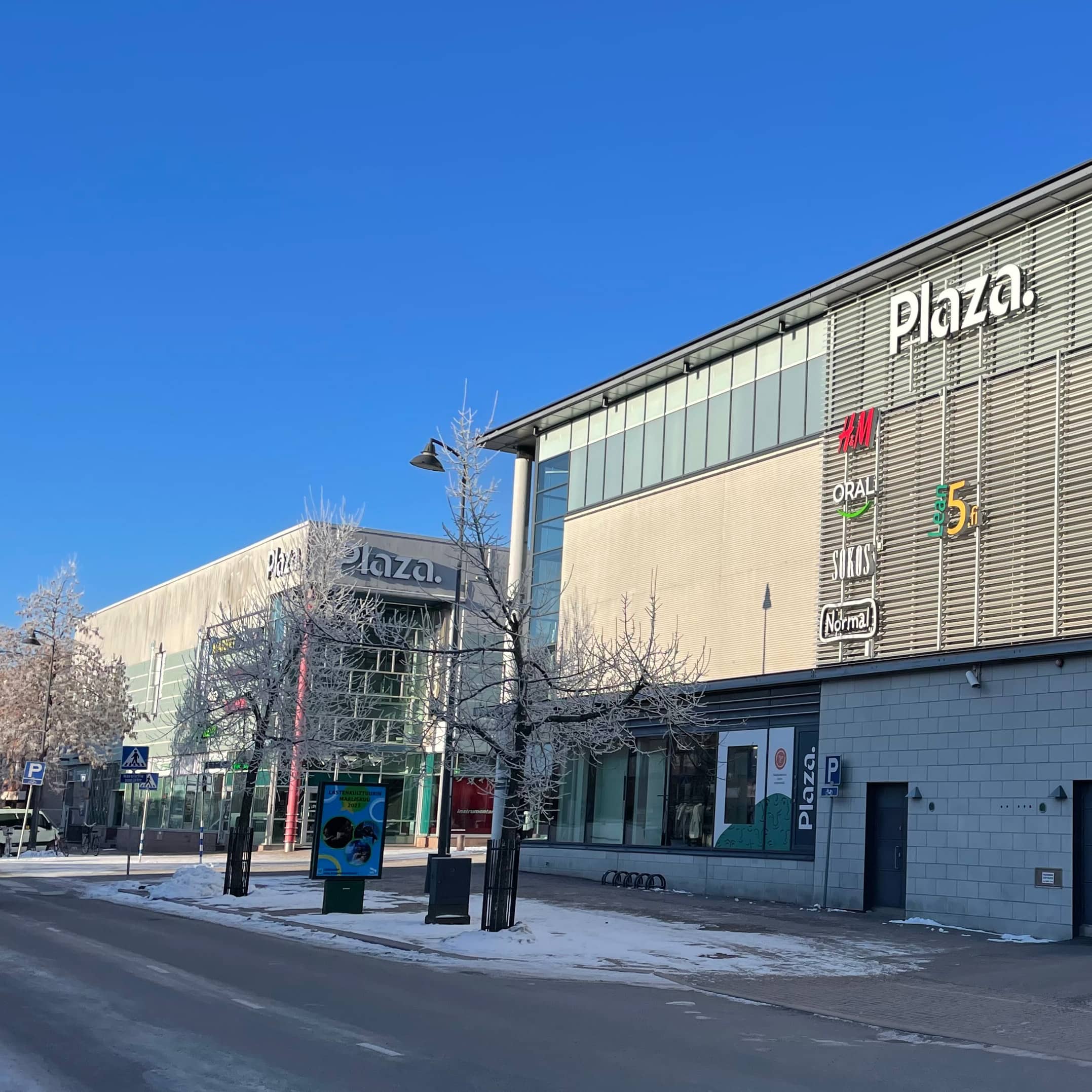 Kauppakeskus Plazan julkisivu talvisena päivänä Salossa.