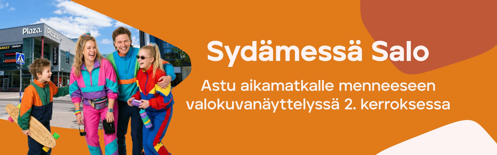 Sydämessä Salo -valokuvanäyttely Plazan toisessa kerroksessa. Kuvassa värikkäisiin asuihin pukeutunut nelihenkinen ryhmä.