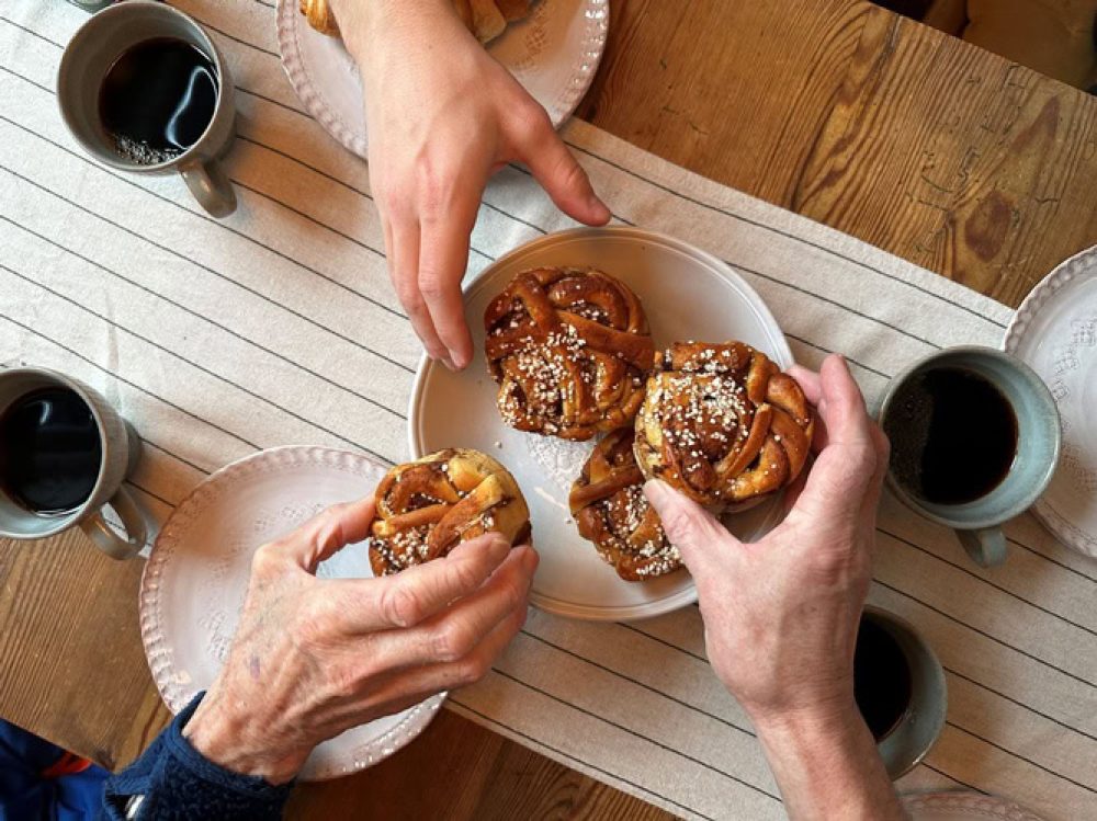 Fika-with-Cinnamon-buns-pienempi-2.jpg